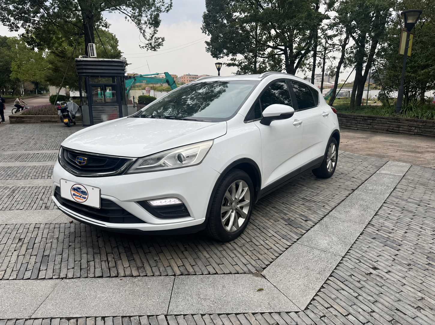 2018 Geely Emgrand GS front three-quarter view